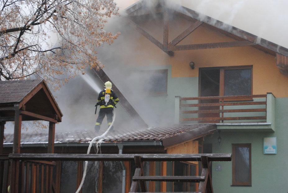 hasič zasahuje na streche